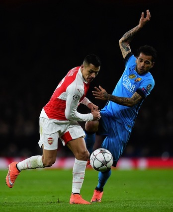Alexis y Dani Alves. (Javier SORIANO/AFP)