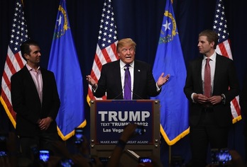 Donald Trump celebra la victoria flanqueado por sus hijos Donald Jr. y Eric. (Ethan MILLER / AFP)