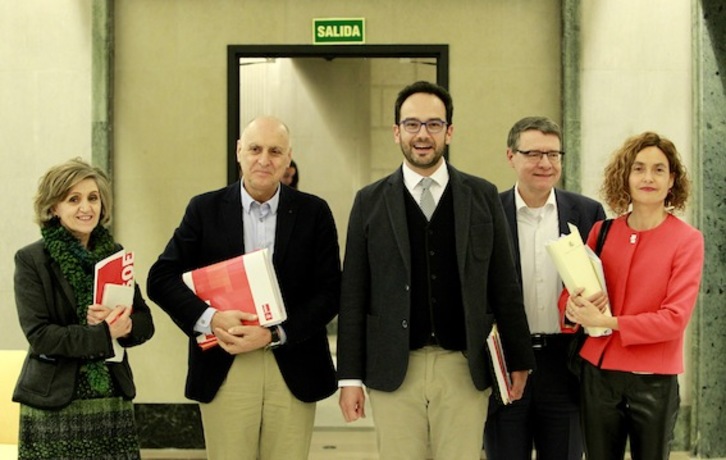 Antonio Hernando, con miembros de su partido, en una imagen anterior. (J. DANAE/ARGAZKI PRESS)