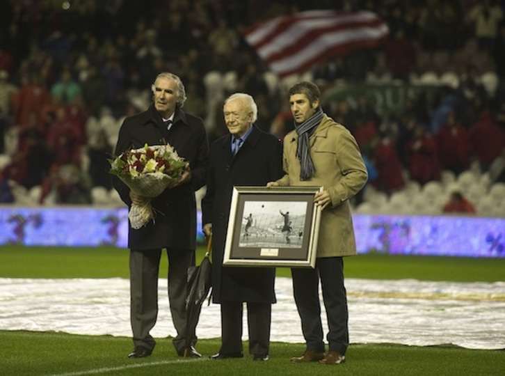Iriondo, acompañado por Iribar y Urrutia durante un homenaje en San Mamés en 2011. (Luis JAUREGIALTZO/ARGAZKI PRESS)