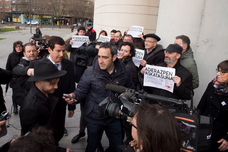 Abel Azcona tuvo que declarar en los juzgados de Iruñea. (Iñigo URIZ / ARGAZKI PRESS)