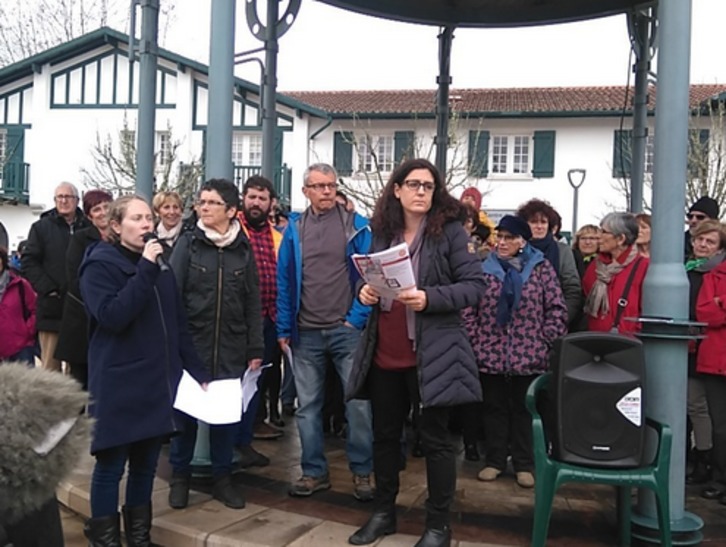 La abogada de Lorentxa Guimon, Maritxu Paulus Basurco, junto a representantes de Sare y Bagoaz. (KAZETA)