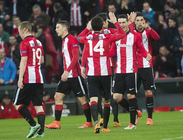 Los jugadores del Athletic festejan el gol de Sabin Merino. (Luis JAUREGIALTZO/ARGAZKI PRESS)