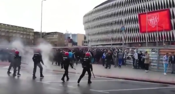 Ertzainas y ultras del Marsella, en las inmediaciones de San Mamés. (Youtube-Asaiz90) 