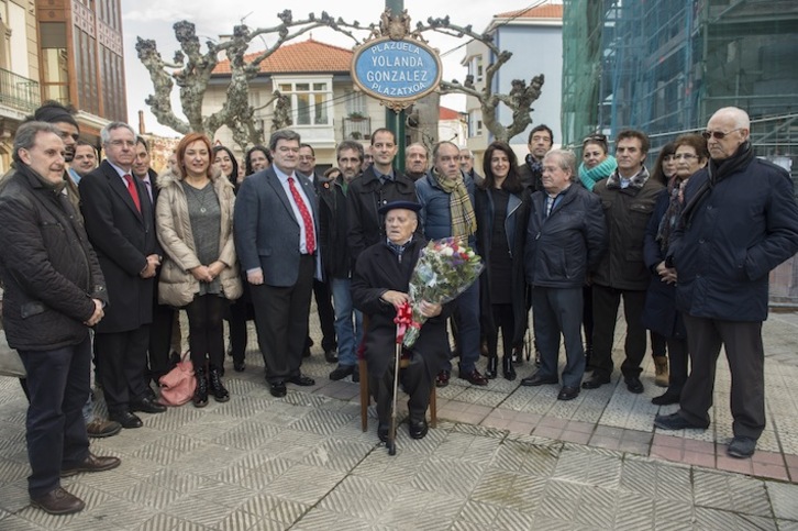 Autoridades, familiares y allegados de Yolanda González, en la plazuela que da nombre a la joven. (Monika DEL VALLE/ARGAZKI PRESS)