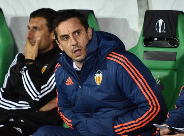 Gary Neville, técnico del Valencia, en el banquillo durante la eliminatoria contra el Rapid de Viena. (HANS PUNZ / AFP)