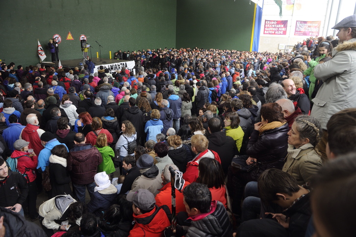 Jendetza batu da Zubietan erraustegiaren kontrako martxan. (Jon URBE / ARGAZKI PRESS) 