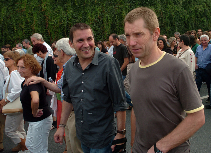 Otegi y Etxeberria, en una manifestación celebrada en Donostia en apoyo a los presos en setiembre de 2009. (Luis JAUREGIALTZO / ARGAZKI PRESS)