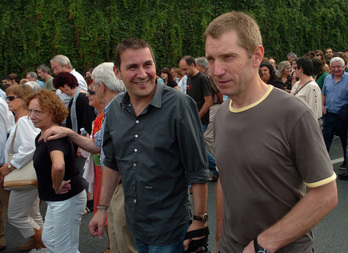 Otegi y Etxeberria, en una manifestación celebrada en Donostia en apoyo a los presos en setiembre de 2009. (Luis JAUREGIALTZO / ARGAZKI PRESS)