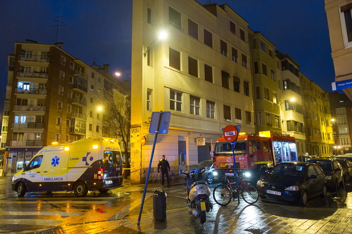 El incendio se ha producido en la calle Diego Martinez de Álava. (Juanan RUIZ / ARGAZKI PRESS)