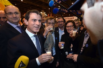 Manuel Valls lehen ministroa azoka batean izan da gaur. (Miguel MEDINA/AFP)
