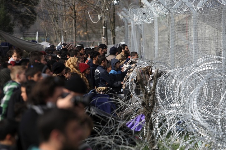 Miles de personas se agolpan en la frontera en tre Grecia y Macedonia. (Sakis MITROLIDIS / AFP)