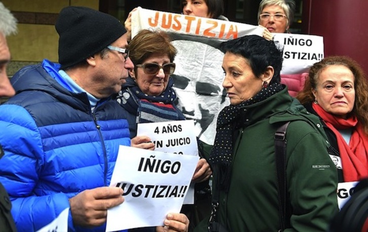 Manu Cabacas y Fina Liceranzu, junto a la abogada Jone Goirizelaia. (Luis JAUREGIALTZO/ARGAZKI PRESS)