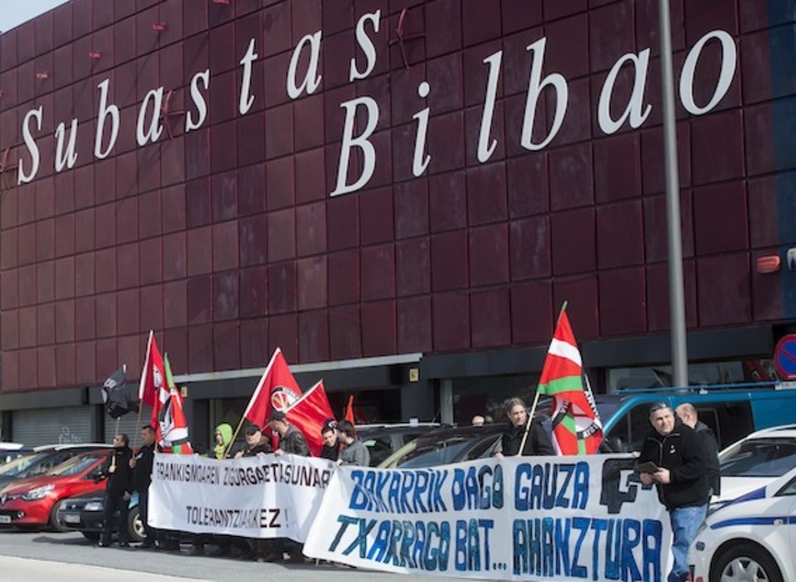 Concentración frente a la sala Arte Subastas Bilbao de Erandio. (Luis JAUREGIALTZO/ARGAZKI PRESS)