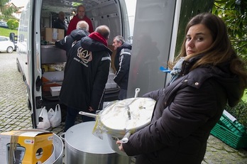 Integrantes del Proyecto Sabores llevarán la solidaridad vasca a las costas griegas. (Juan Carlos RUIZ/ARGAZKI PRESS) 