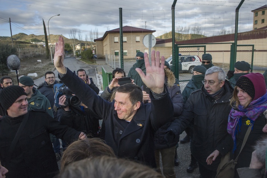El político abertzale levanta los brazos nada más salir de la cárcel. (Jon URBE/ARGAZKI PRESS)