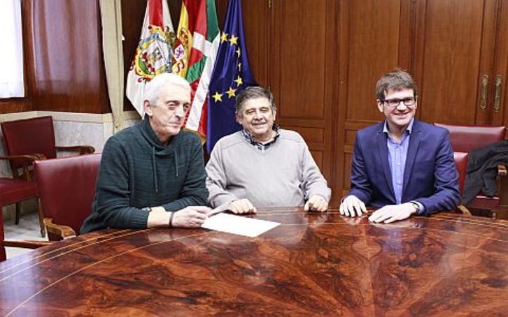 Urtaran se ha reunido con Josu Ibargutxi y Carlos Slepoy. (Ayuntamiento de Gasteiz)