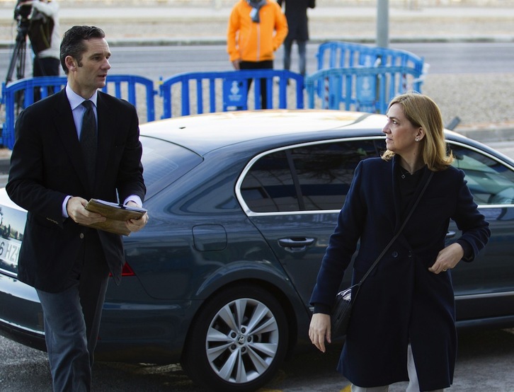 Iñaki Urdangarin y Cristina de Borbón a su llegada a los juzgados. (Jaime REINA / AFP)