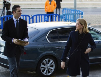Iñaki Urdangarin y Cristina de Borbón a su llegada a los juzgados. (Jaime REINA / AFP)