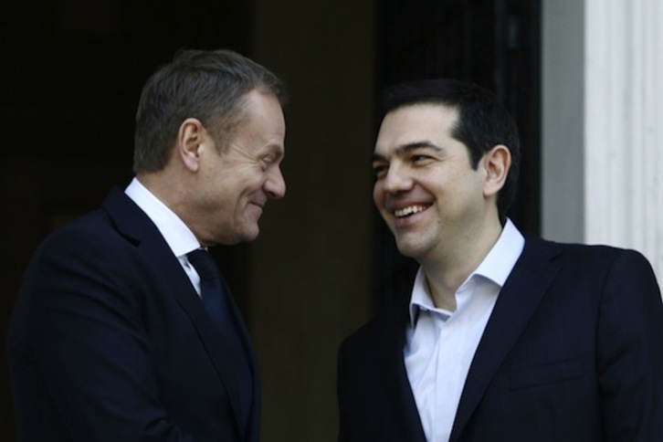 Saludo entre Donald Tusk y Alexis Tsipras. (Panayotis TZAMAROS/AFP)