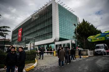 Empleados del periódico intervenido a las puertas de las oficinas. (Ozan KOSE /AFP)