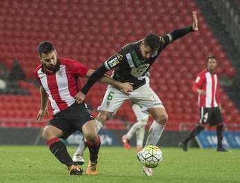 Un lance del partido entre el Bilbao Athletic y el Córdoba. (Monika DEL VALLE / ARGAZKI PRESS)