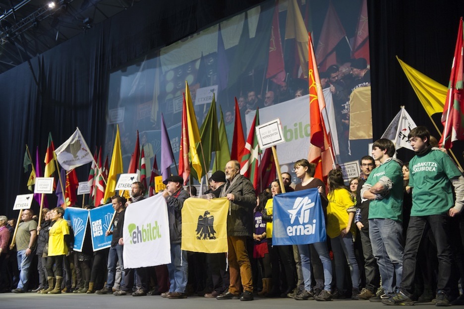 Representantes de diferentes organismos e iniciativas han subido al tablado. (Juan Carlos RUIZ / ARGAZKI PRESS) Representantes de diferentes organismos e iniciativas han subido al tablado. (Juan Carlos RUIZ / ARGAZKI PRESS)