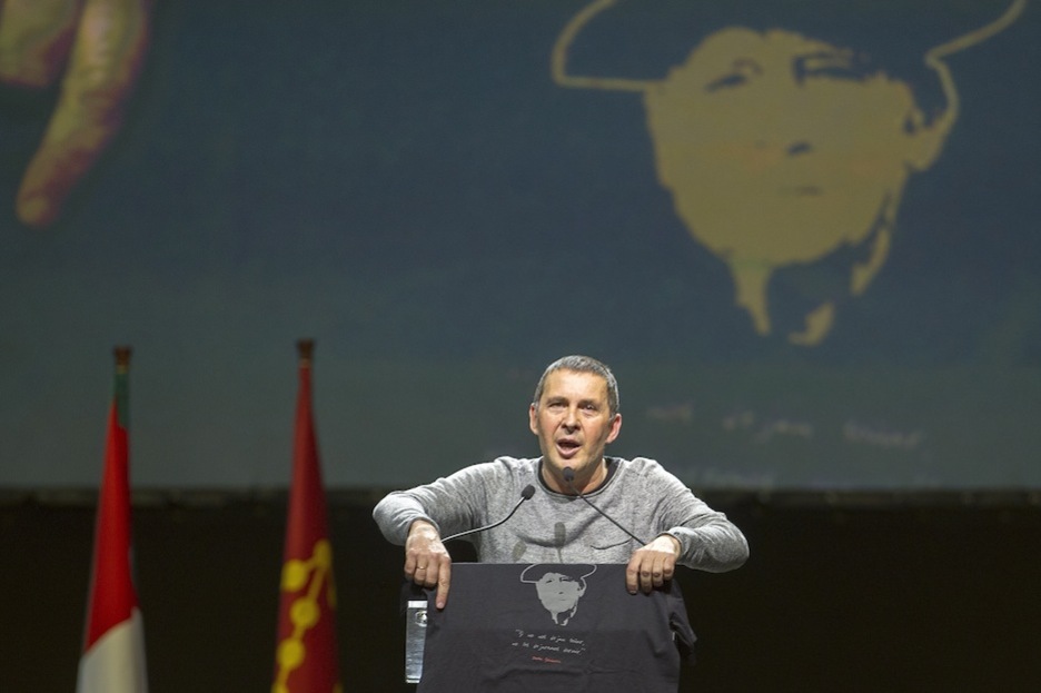 Otegi, en el momento en el que ha colocado en el atril una camiseta con el rostro de Periko Solabarria. (Juan Carlos RUIZ / ARGAZKI PRESS) Otegi, en el momento en el que ha colocado en el atril una camiseta con el rostro de Periko Solabarria. (Juan Carlos RUIZ / ARGAZKI PRESS)
