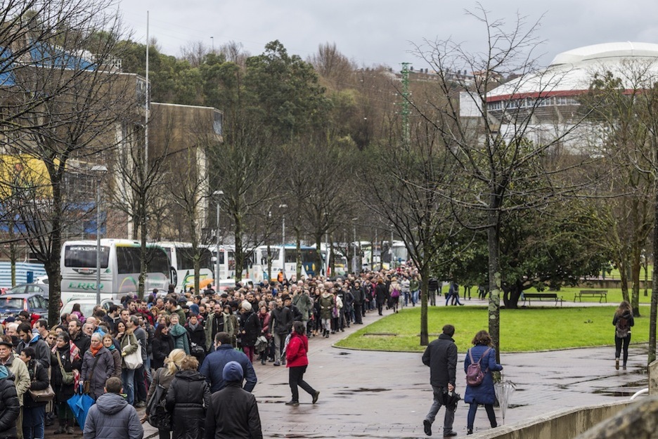 Las colas daban la vuelta a toda la ciudad deportiva de Anoeta. (Aritz LOIOLA / ARGAZKI PRESS) Las colas daban la vuelta a toda la ciudad deportiva de Anoeta. (Aritz LOIOLA / ARGAZKI PRESS)