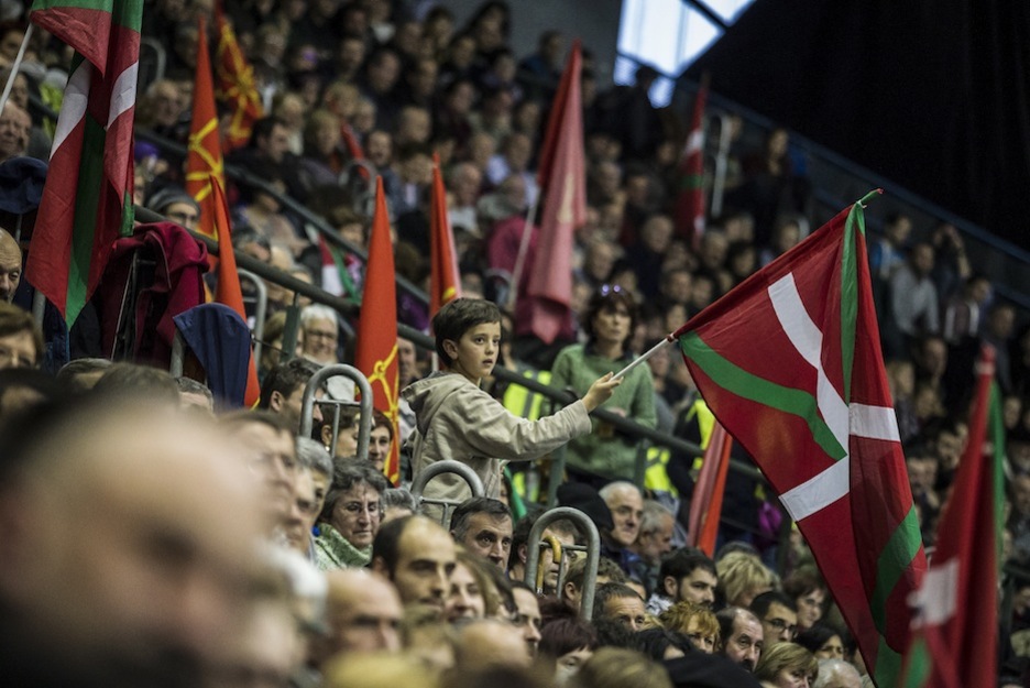 Un niño, con una ikurriña en la grada. (Aritz LOIOLA / ARGAZKI PRESS) Un niño, con una ikurriña en la grada. (Aritz LOIOLA / ARGAZKI PRESS)