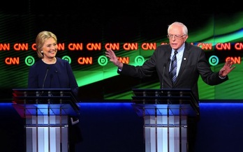 Clinton y Sanders, durante el debate en Flint, Michigan.  (Scott OLSON/AFP)