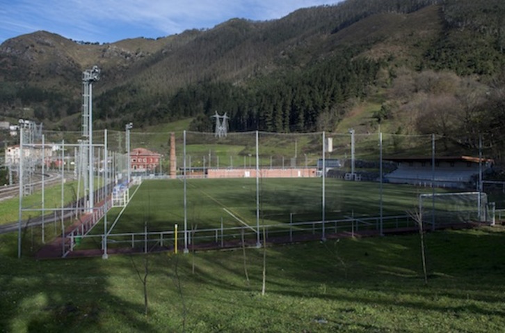Campo de fútbol de Alonsotegi, uno de los lugares donde no se acometieron las obras prometidas. (Luis JAUREGIALTZO/ARGAZKI PRESS)