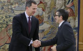 Felipe de Borbón y Patxi López se saludan tras finalizar la primera ronda de cotactos. (CASAREAL.ES)