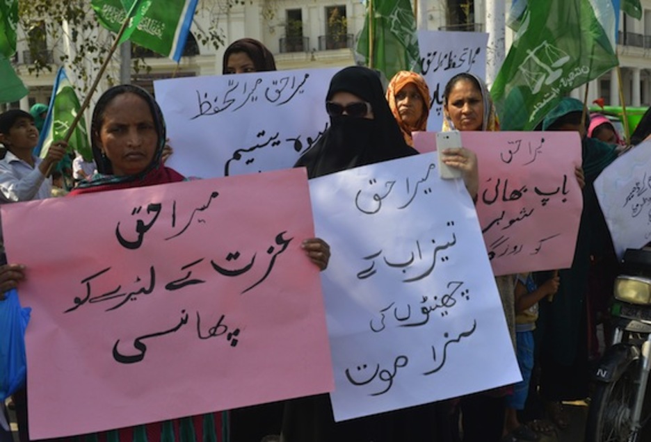 Pakistango Lahore hirian ere egin dute aldarri. (Arif ALI/AFP)