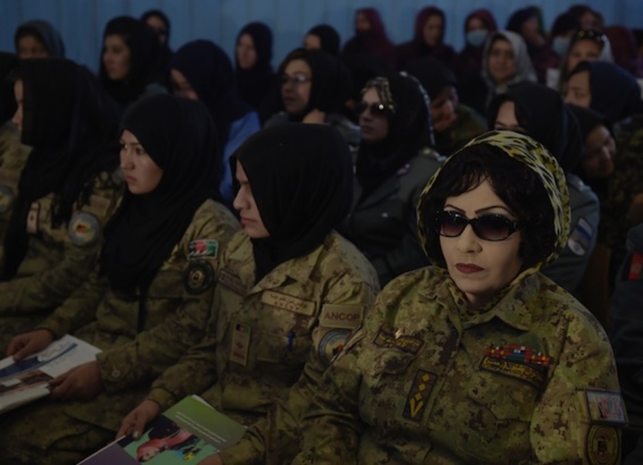 Afganistango Armadako kideak, Emakumeen Egunaren harira Kabulen eginiko ekitaldi batean. (Shah MARAI/AFP)