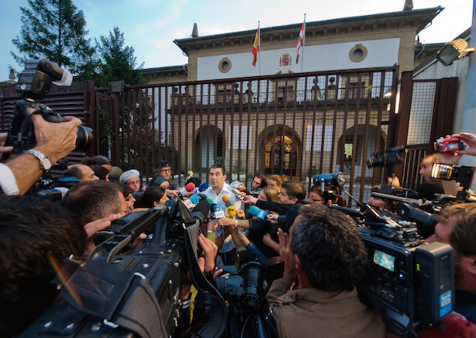 01.- 2008ko abuztuaren 30ean irten zen Martuteneko espetxetik Arnaldo Otegi. (Jon URBE | ARGAZKI PRESS) 01.- 2008ko abuztuaren 30ean irten zen Martuteneko espetxetik Arnaldo Otegi. (Jon URBE | ARGAZKI PRESS)