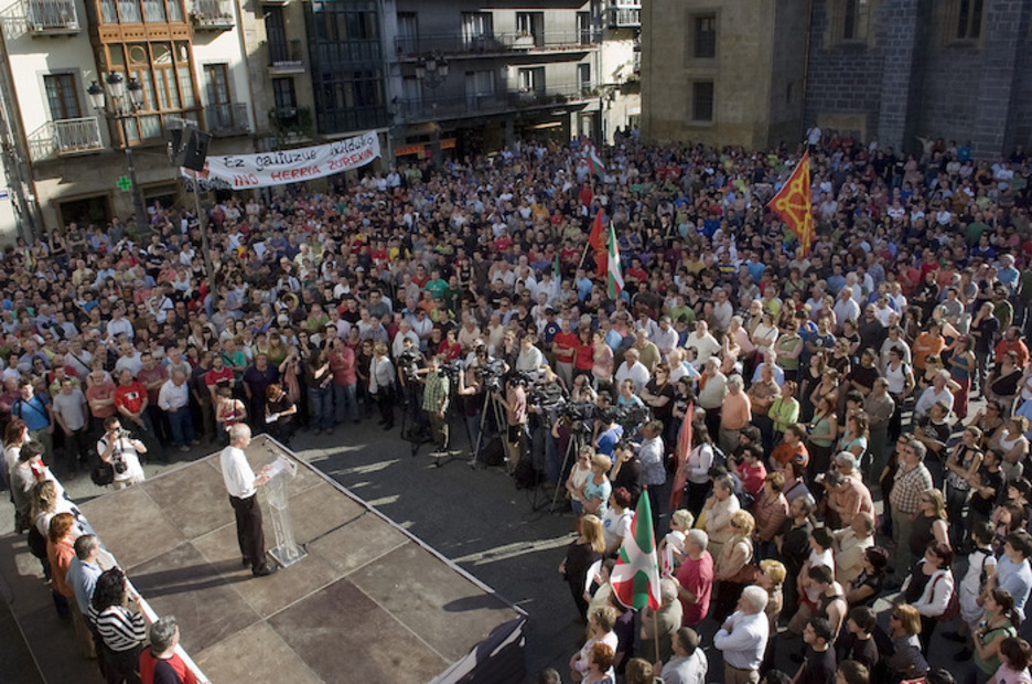 Salbuespen egoeraren adierazle, Baltasar Garzon epaileak Ino Galparsoro Arrasateko alkatea espetxeratzeko agindua eman zuen. (Jon URBE | ARGAZKI PRESS) Salbuespen egoeraren adierazle, Baltasar Garzon epaileak Ino Galparsoro Arrasateko alkatea espetxeratzeko agindua eman zuen. (Jon URBE | ARGAZKI PRESS)