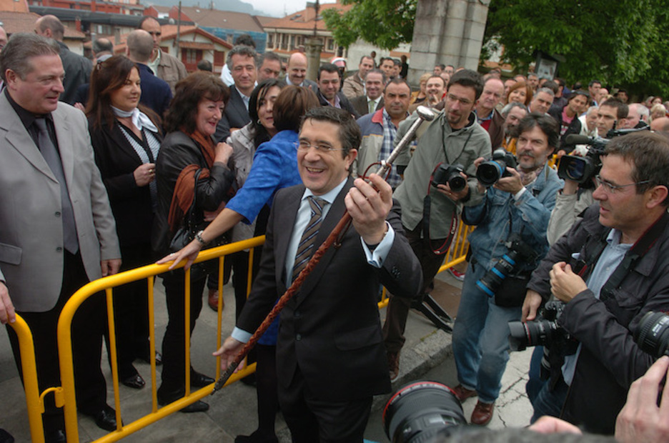 Nafarroan PSOEren babesarekin Miguel Sanzek presidente karguari eutsi zion 2007an, PPren babesarekin Patxi Lopez jarri zen lehendakari Lakuan 2009an. (Luis JAUREGIALTZO | ARGAZKI PRESS) Nafarroan PSOEren babesarekin Miguel Sanzek presidente karguari eutsi zion 2007an, PPren babesarekin Patxi Lopez jarri zen lehendakari Lakuan 2009an. (Luis JAUREGIALTZO | ARGAZKI PRESS)