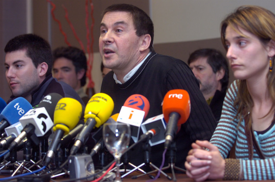 «Independentziarako estrategia eraginkorra» behar zela esan zuen Arnaldo Otegik belaunaldi ezberdinetako militanteek babestuta, 2009ko martxoan. (imanol OTEGI | ARGAZKI PRESS) «Independentziarako estrategia eraginkorra» behar zela esan zuen Arnaldo Otegik belaunaldi ezberdinetako militanteek babestuta, 2009ko martxoan. (imanol OTEGI | ARGAZKI PRESS)