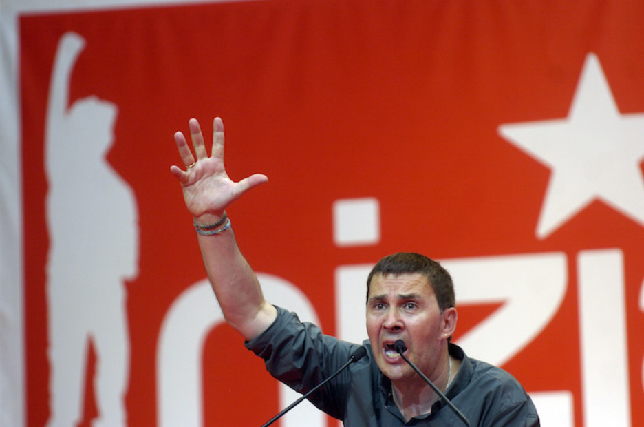 Iruñeko Anaitasunan, 2009ko maiatzean, gerora ezker abertzalearen aldaketaren gakoak izango zirenak iragarri zituen Otegik. «Irabazteko anbizioa», «herriagan konfiantza» eta indarrak biltzeko beharra azpimarratu zituen. (Jagoba MANTEROLA | ARGAZKI PRESS) Iruñeko Anaitasunan, 2009ko maiatzean, gerora ezker abertzalearen aldaketaren gakoak izango zirenak iragarri zituen Otegik. «Irabazteko anbizioa», «herriagan konfiantza» eta indarrak biltzeko beharra azpimarratu zituen. (Jagoba MANTEROLA | ARGAZKI PRESS)