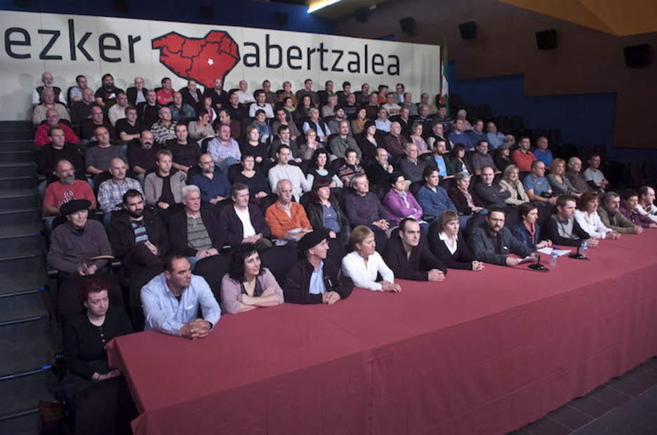 2009ko azaroaren 14an, Altsasun, ezker abertzaleak «prozesu baketsu eta demokratiko batekiko konpromisoa» adierazi zuen. (Juanan RUIZ | ARGAZKI PRESS) 2009ko azaroaren 14an, Altsasun, ezker abertzaleak «prozesu baketsu eta demokratiko batekiko konpromisoa» adierazi zuen. (Juanan RUIZ | ARGAZKI PRESS)