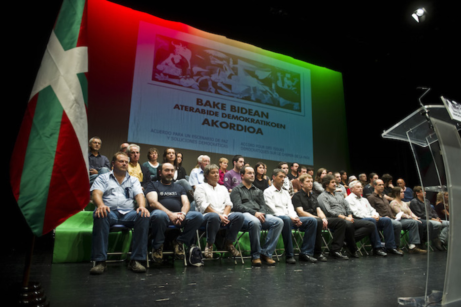 2010eko irailean Gernikako Akordioa sinatu zuten, konponbiderako urrats komunak iragarriz. (Luis JAUREGIALTZO | ARGAZKI PRESS) 2010eko irailean Gernikako Akordioa sinatu zuten, konponbiderako urrats komunak iragarriz. (Luis JAUREGIALTZO | ARGAZKI PRESS)