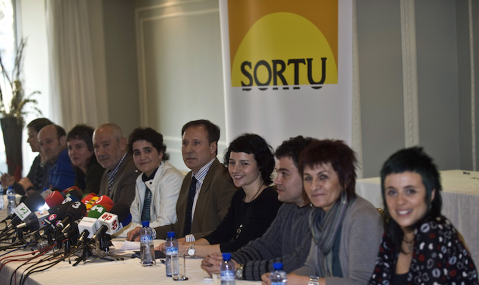 Ezker abertzaleak legez kanpo jarraitzen zuen, 2011ko otsailean Sorturen estatutuak aurkeztu zituzten, legeztatzean urratsa emateko. Urtebetetik gora luzatu zuen Espainiako Estatuak baiezkoa. (Luis JAUREGIALTZO | ARGAZKI PRESS) Ezker abertzaleak legez kanpo jarraitzen zuen, 2011ko otsailean Sorturen estatutuak aurkeztu zituzten, legeztatzean urratsa emateko. Urtebetetik gora luzatu zuen Espainiako Estatuak baiezkoa. (Luis JAUREGIALTZO | ARGAZKI PRESS)