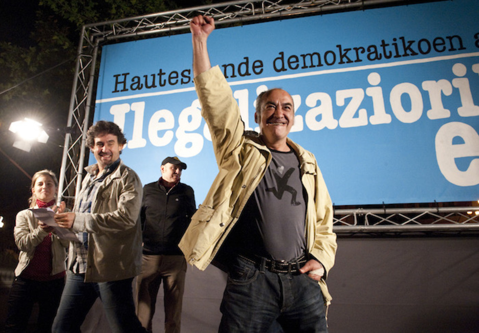 2011ko maiatzeko Udal eta Foru hauteskundeetara aurkeztu zen Bildu. Azken orduan jaso zuen parte hartzeko baimena, gau majikoa izan zen Bilboko Areatzan. (Jon HERNAEZ | ARGAZKI PRESS) 2011ko maiatzeko Udal eta Foru hauteskundeetara aurkeztu zen Bildu. Azken orduan jaso zuen parte hartzeko baimena, gau majikoa izan zen Bilboko Areatzan. (Jon HERNAEZ | ARGAZKI PRESS)
