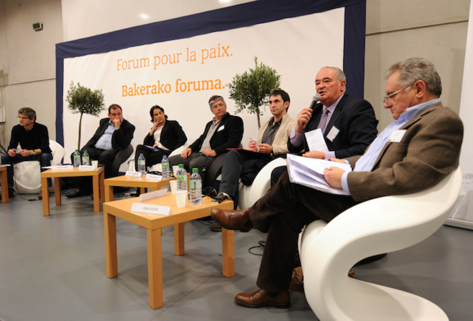 Ipar Euskal Herrian garapen handia izan du bertan adostutako bideak, bakearen aldeko aldarria Pariseraino eramanez. Irudian bide honen aitzindari, 2012an kolore guztietako politikariak elkarrekin Baionan. (Gaizka IROZ) Ipar Euskal Herrian garapen handia izan du bertan adostutako bideak, bakearen aldeko aldarria Pariseraino eramanez. Irudian bide honen aitzindari, 2012an kolore guztietako politikariak elkarrekin Baionan. (Gaizka IROZ)