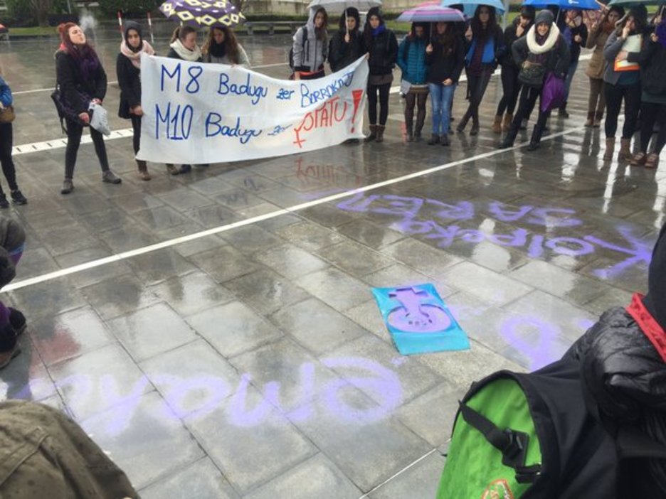 Concentración en la UPV, en Gasteiz. (@Topatu_eus)