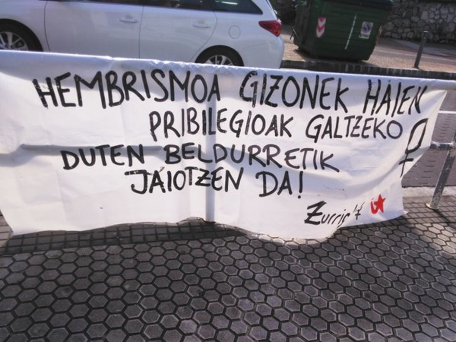 Pancarta en Donostia. (@Zurriolako_IA)