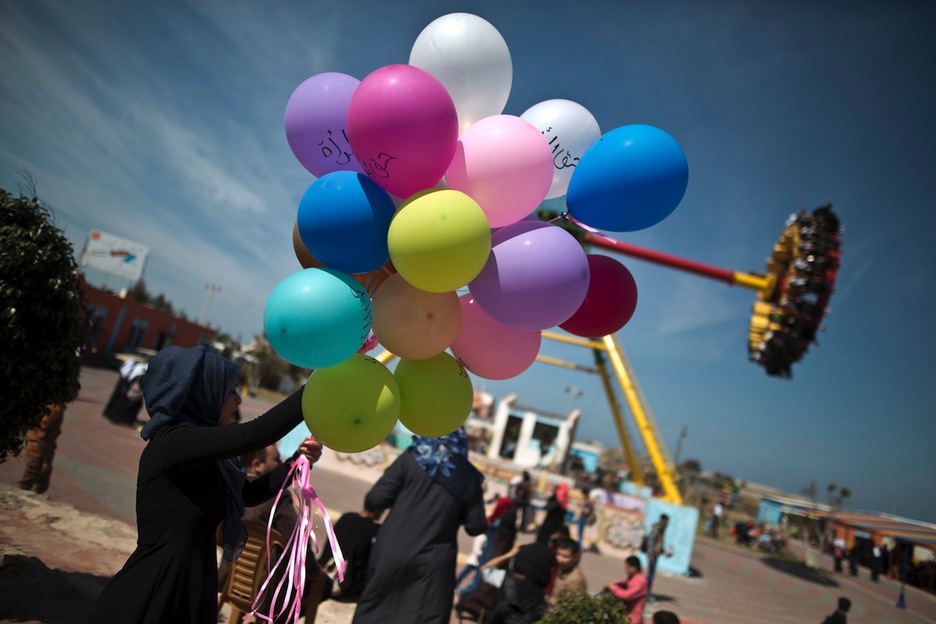 Palestinar bat Gzan, «emakumeen eskubideak» dioten puxikekin. (Mahmud HAMS/AFP) 