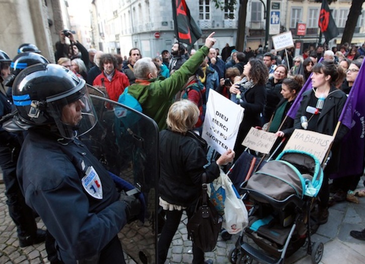 El cordón policial ha impedido a la marcha llegar hasta la catedral de Baiona. (Bob EDME / ARGAZKI PRESS)