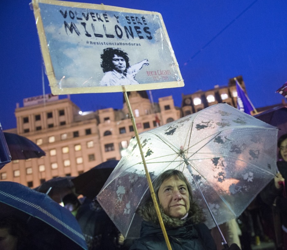 Cartel de recuerdo en Bilbo por la activista hondureña Berta Cáceres. (Marisol RAMÍREZ / ARGAZKI PRESS)